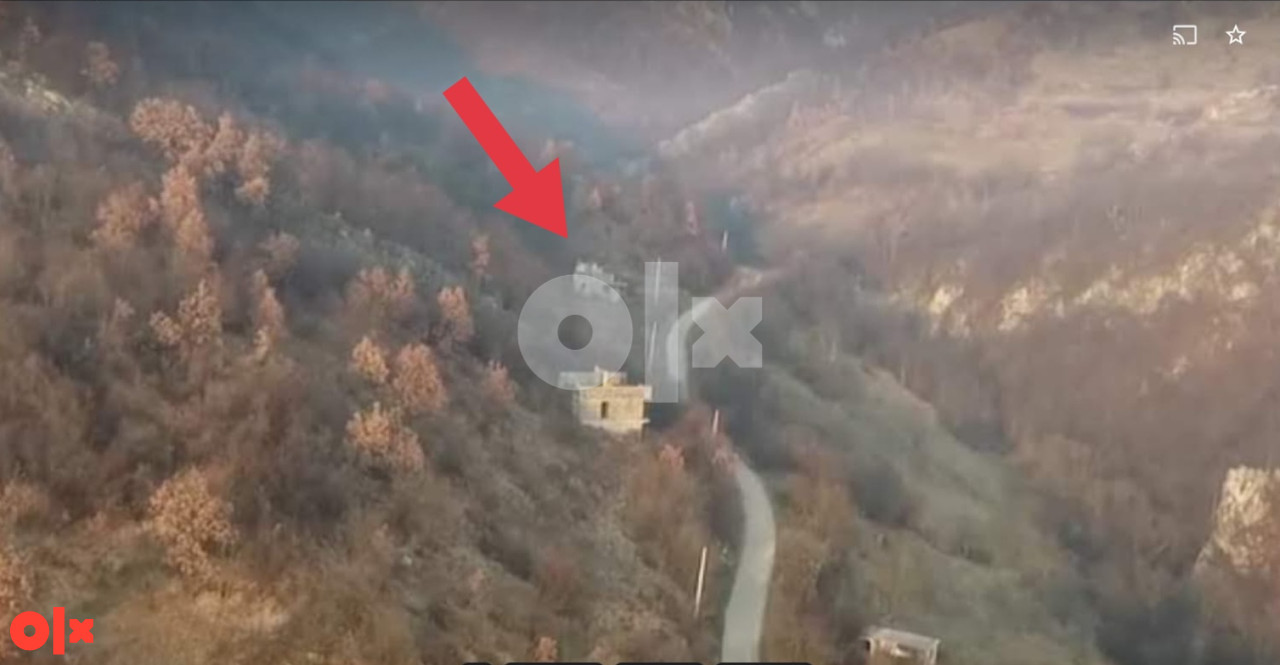 Plac sa ruševnom kućom