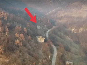 Plac sa ruševnom kućom