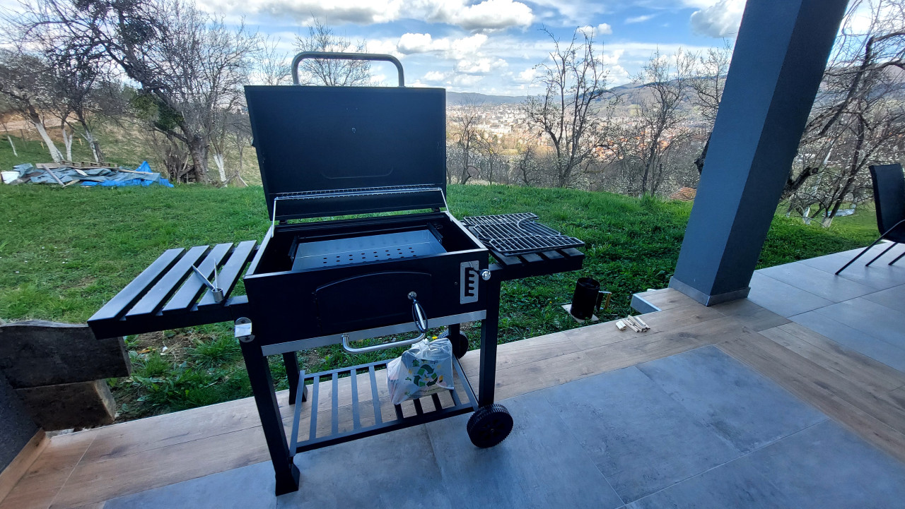 Rostilj / Grill na ugalj Jamestown Jaxon XL