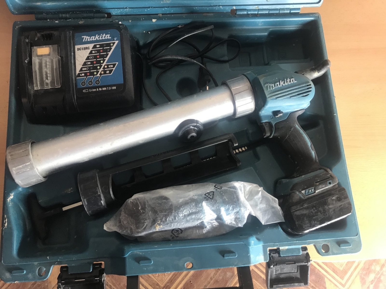 Makita aku pistolj za silikon 18 V