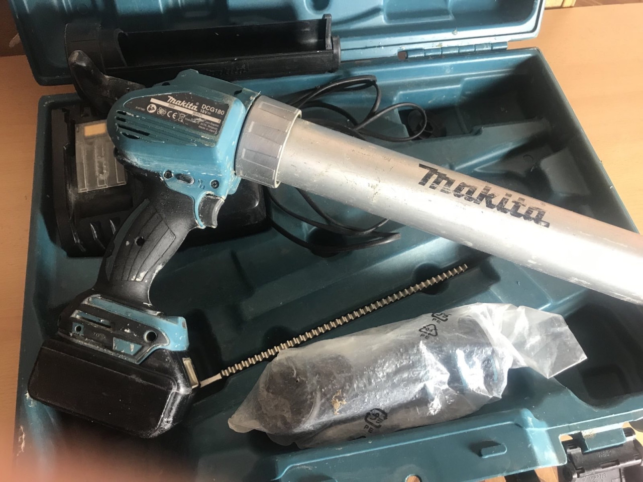 Makita aku pistolj za silikon 18 V