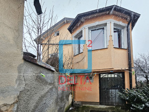 Kuća na parceli 63m2 / Vratnik / Stari Grad