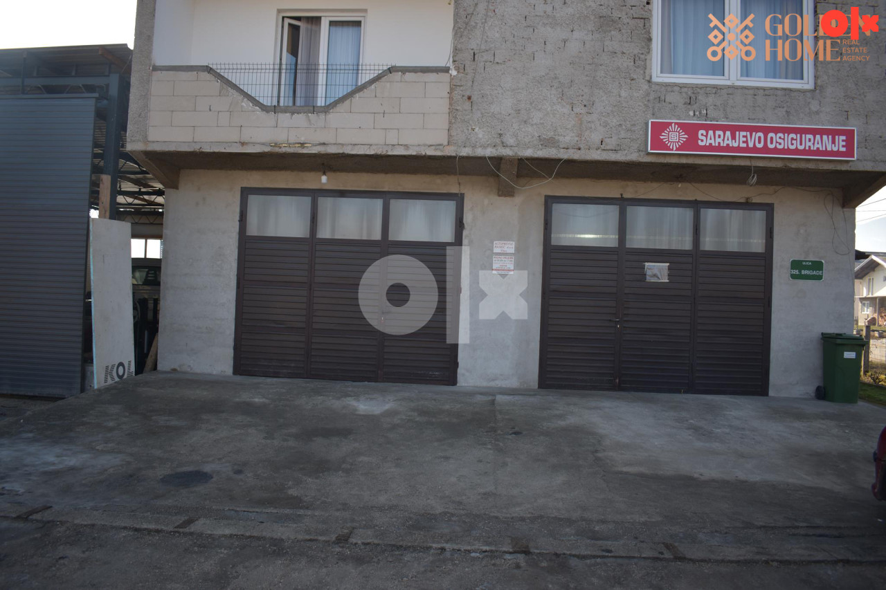 Kuća sa poslovnim prostorom i halom u Vitezu 22