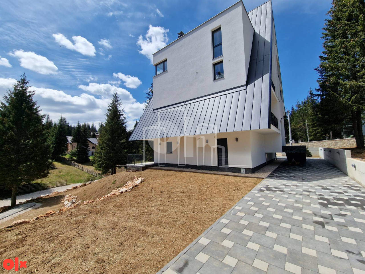 Dvosoban nov opremljen apartman sa parkingom Dvorišta 4