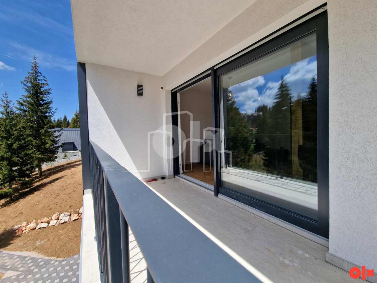 Dvosoban nov opremljen apartman sa parkingom Dvorišta 19