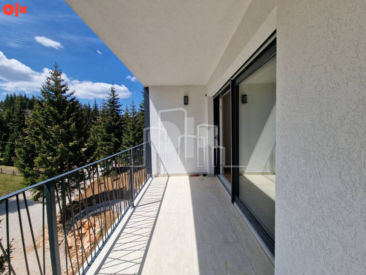Dvosoban nov opremljen apartman sa parkingom Dvorišta 20