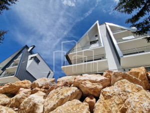 Dvosoban nov opremljen apartman sa parkingom Dvorišta