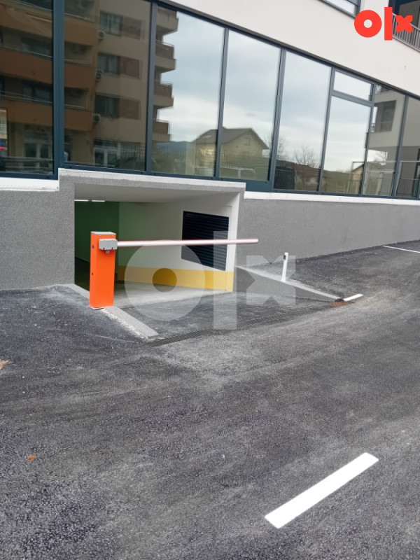 DOSTUPAN VECERAS/Stan na dan Bulevar Sarajevo sa parking mjestom 12