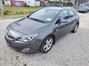 Opel Astra J 1,7 CDTI Limuzina, velika navigacija.