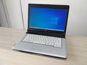 Polovan laptop Fujitsu I5 2.67Ghz 8gb ram sshdd 500gb windows 10