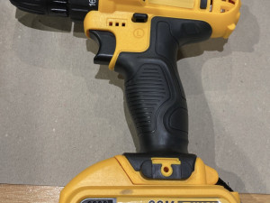 Aku bušilica DeWalt 28V, kofer, 2 baterije, punjač