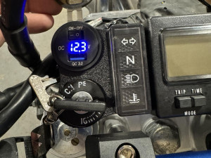 Usb utičnica sa voltmetrom za motor, auto