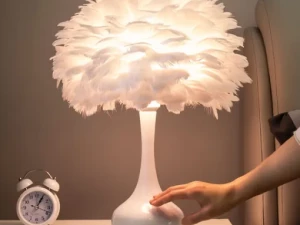 Dekorativna stolna lampa