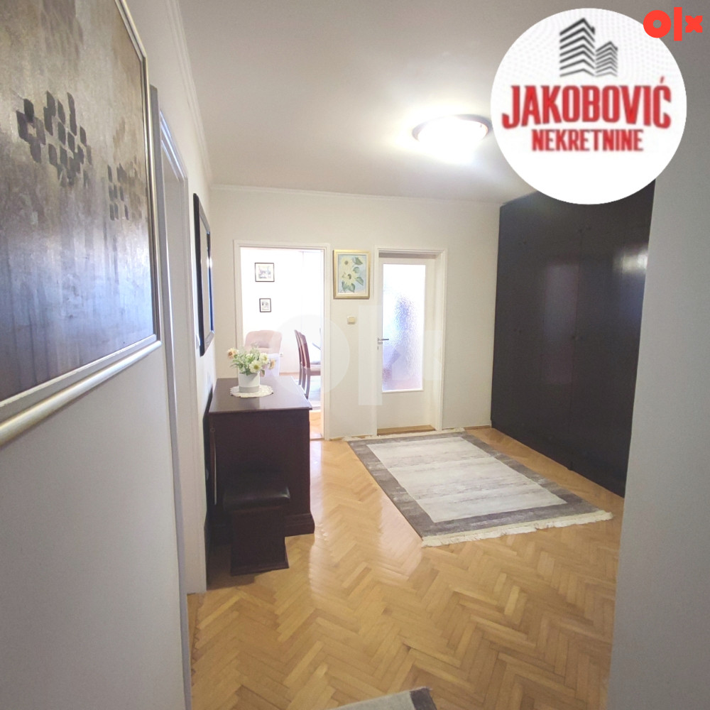 Trosoban stan u centru grada,81m2 15