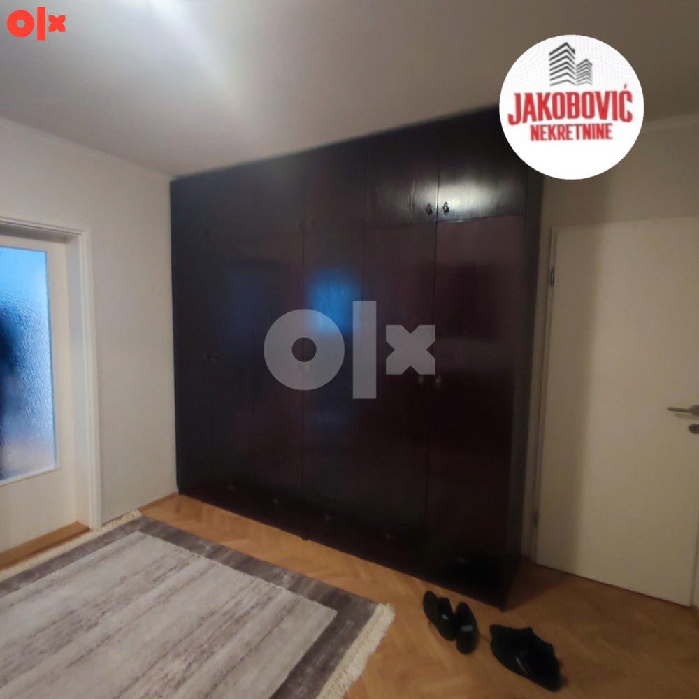 Trosoban stan u centru grada,81m2 14