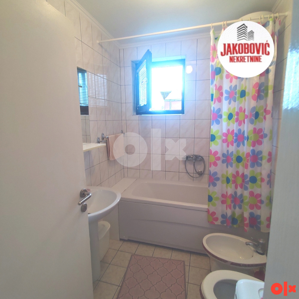 Trosoban stan u centru grada,81m2 16