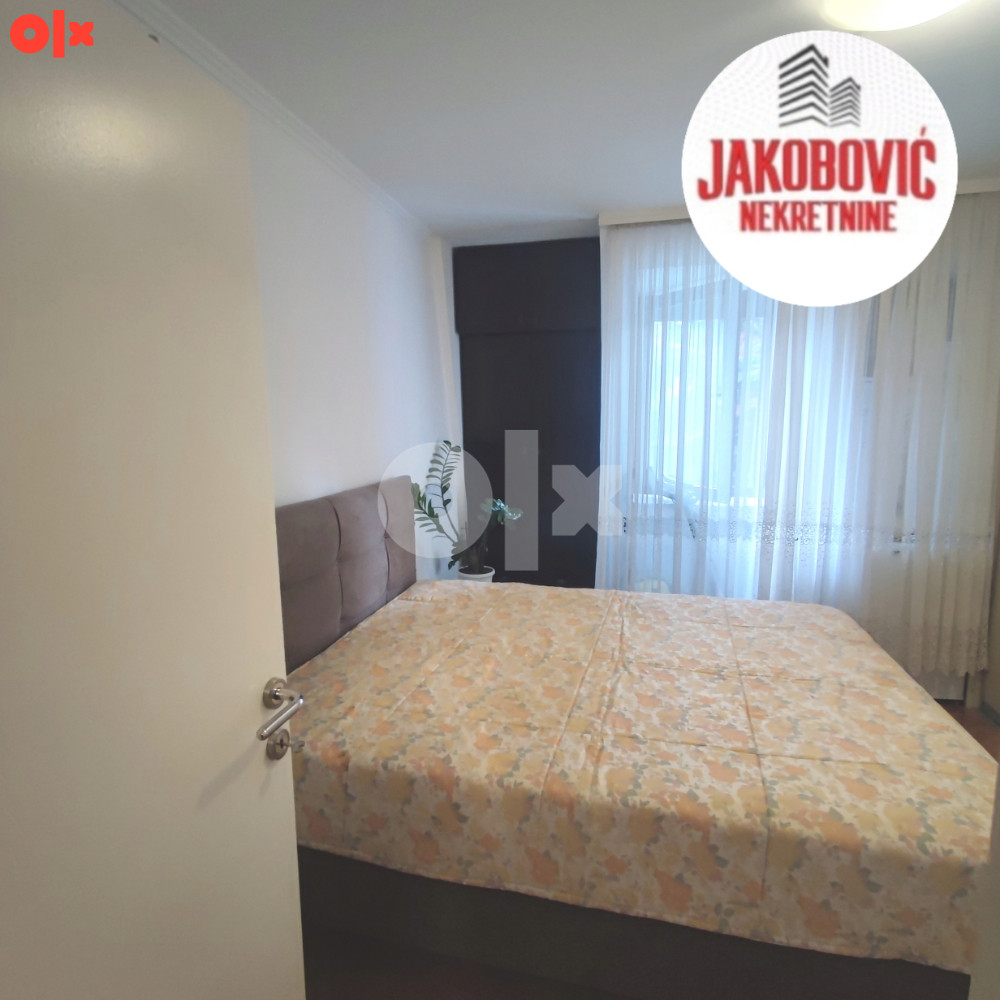 Trosoban stan u centru grada,81m2 13
