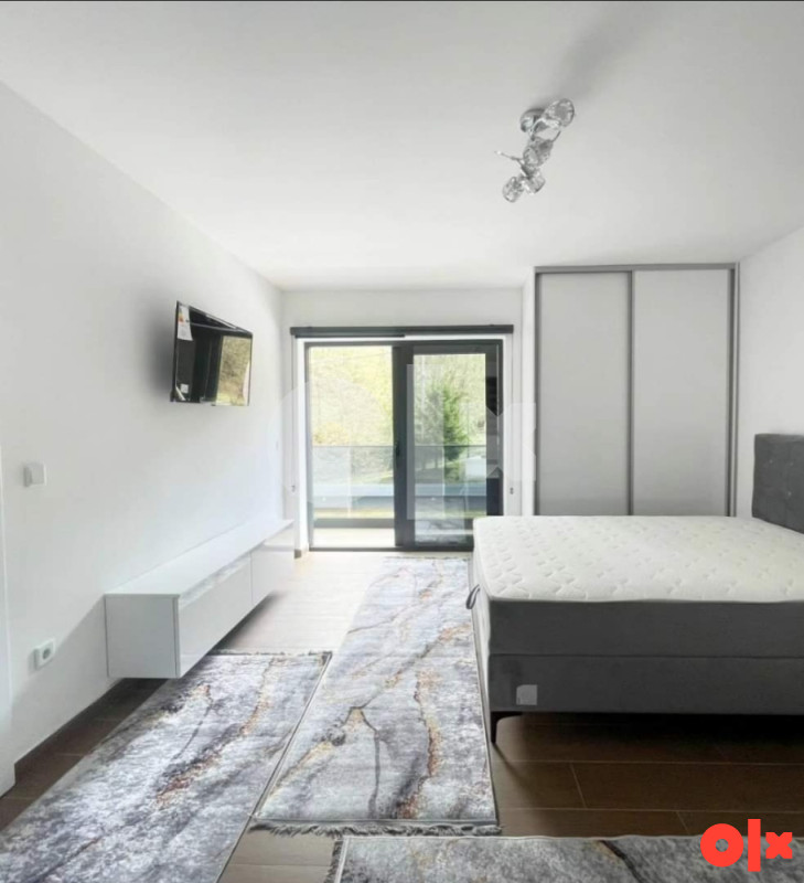 Izdaje se kuća/vila sa bazenom mjesecno 2500km min 1 god 12