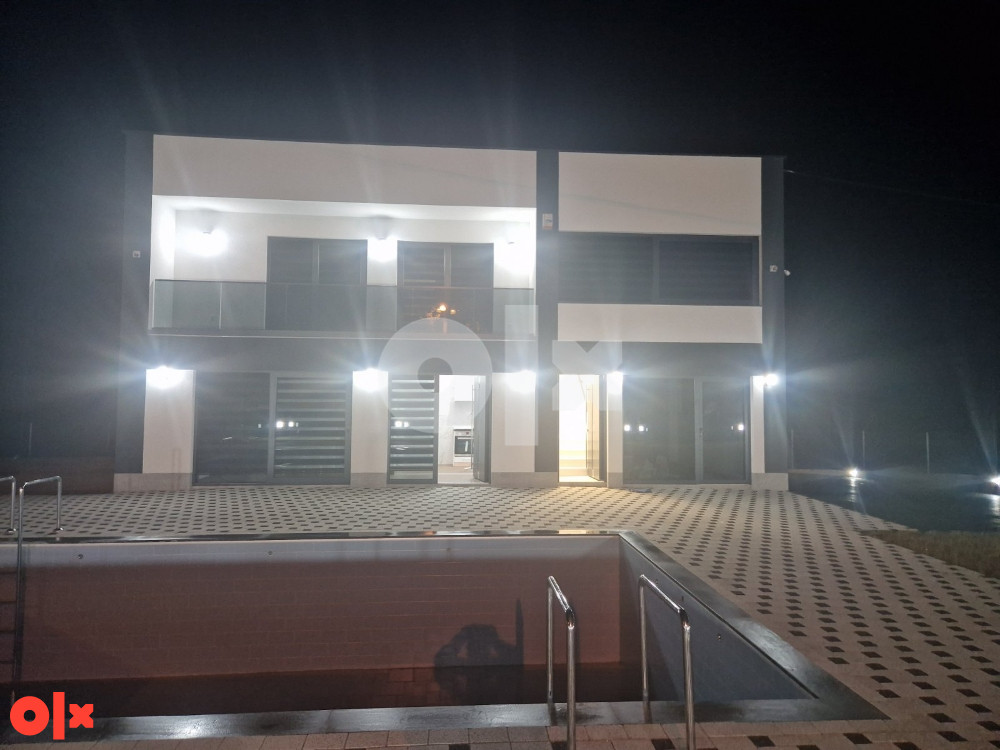 Izdaje se kuća/vila sa bazenom mjesecno 2500km min 1 god 20
