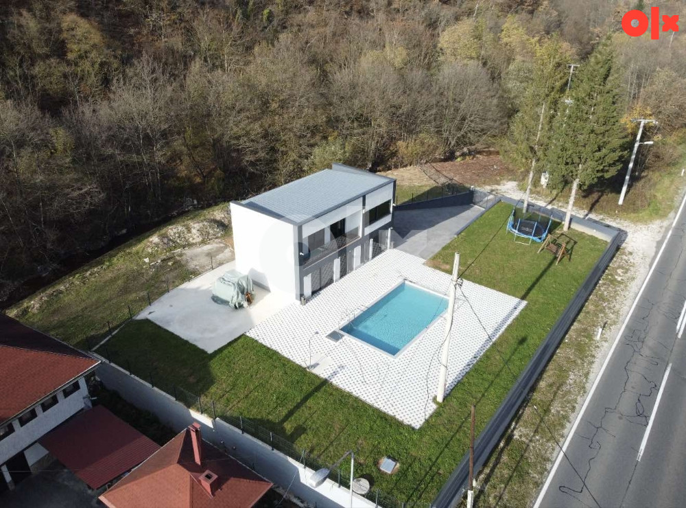 Izdaje se kuća/vila sa bazenom mjesecno 2500km min 1 god