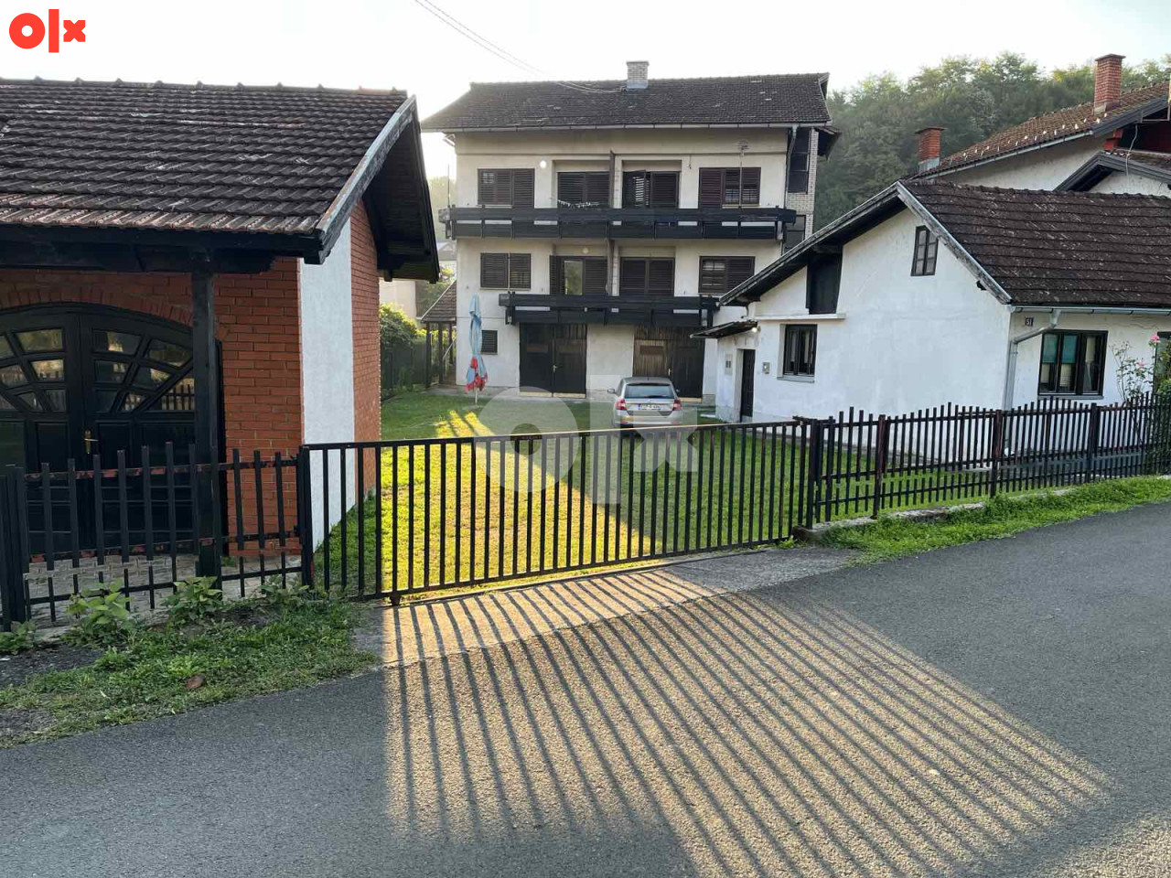 Kuća u Novom Gradu-Bos. Novi, s dodatnim objektima