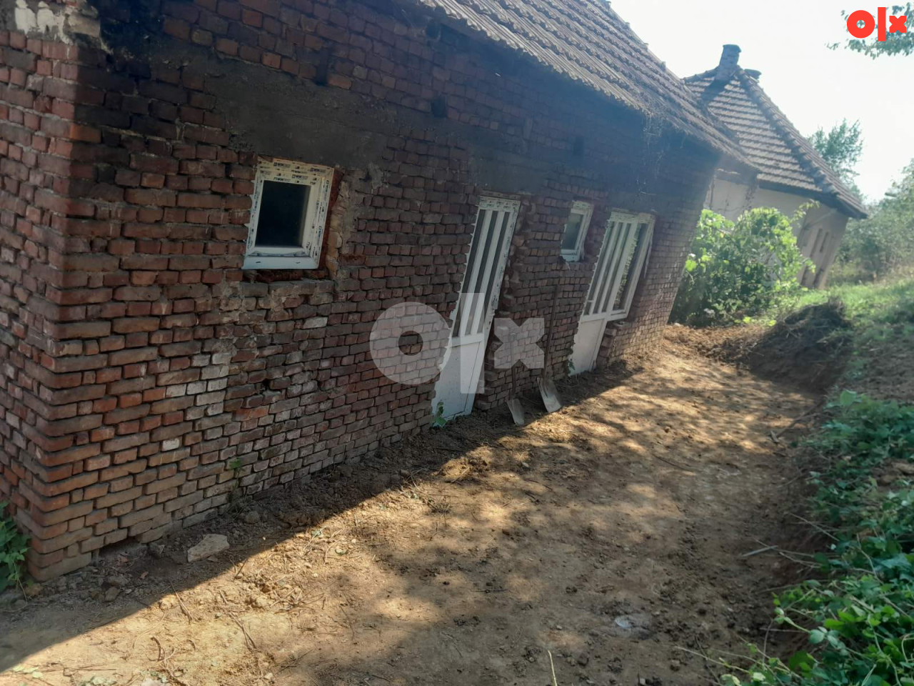 Zemlja i 2 kuce od cigle  sa garazom i stalom u Visokom 16