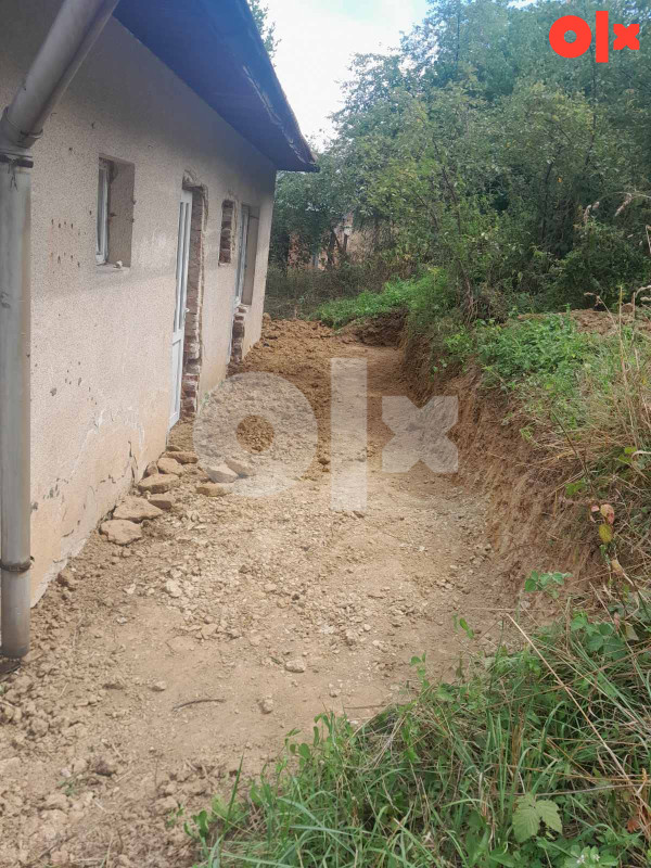 Zemlja i 2 kuce od cigle  sa garazom i stalom u Visokom 15