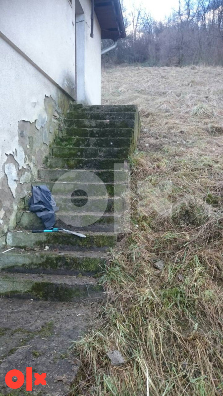Zemlja i 2 kuce od cigle  sa garazom i stalom u Visokom 18