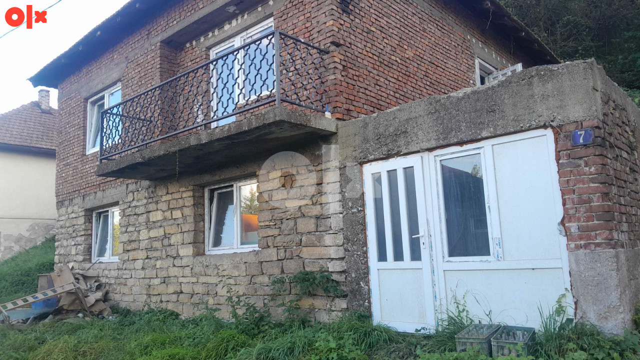 Zemlja i 2 kuce od cigle  sa garazom i stalom u Visokom