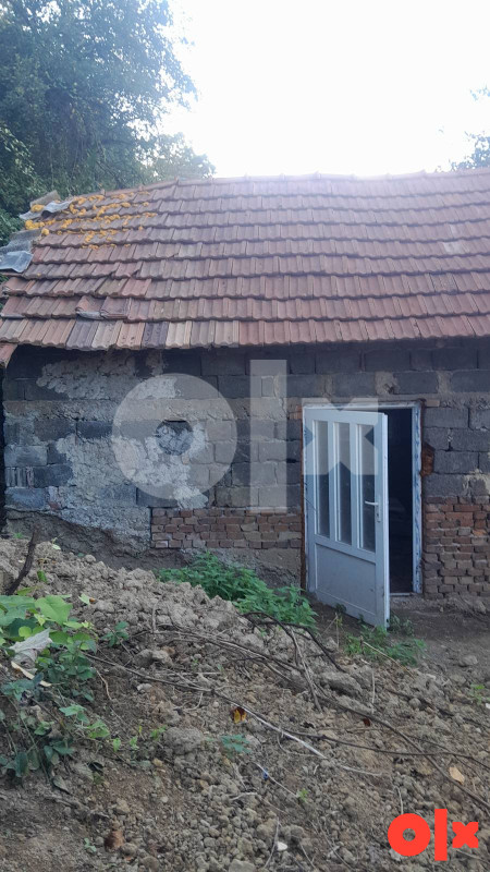 Zemlja i 2 kuce od cigle  sa garazom i stalom u Visokom 17