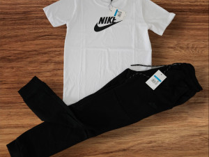 Komplet Nike donji dio trenerke i majica set trenerka