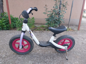 Djeciji gurajuci bicikl