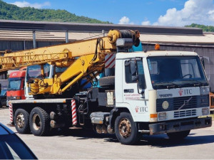 Volvo kamion sa dizalicom