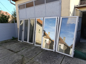 izlog za poslovni prostor aluminij staklo mob 063795355