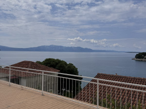 DRVENIK! Kuća s 3 apartmana drugi red od mora