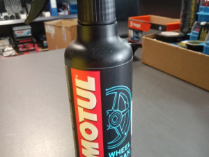 MOTUL SPREJ ČISTAČ ZA FELUGE FELGE