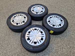 Celicne felge 17 5x112 Audi Q3 sa ratkapama i zimskim gumama 215/