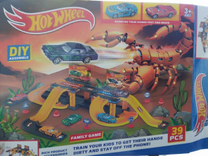 HOT WHEEL 39PCS HOTWHEEL SET GARAZA , STAZA IGRAČKE AUTICI