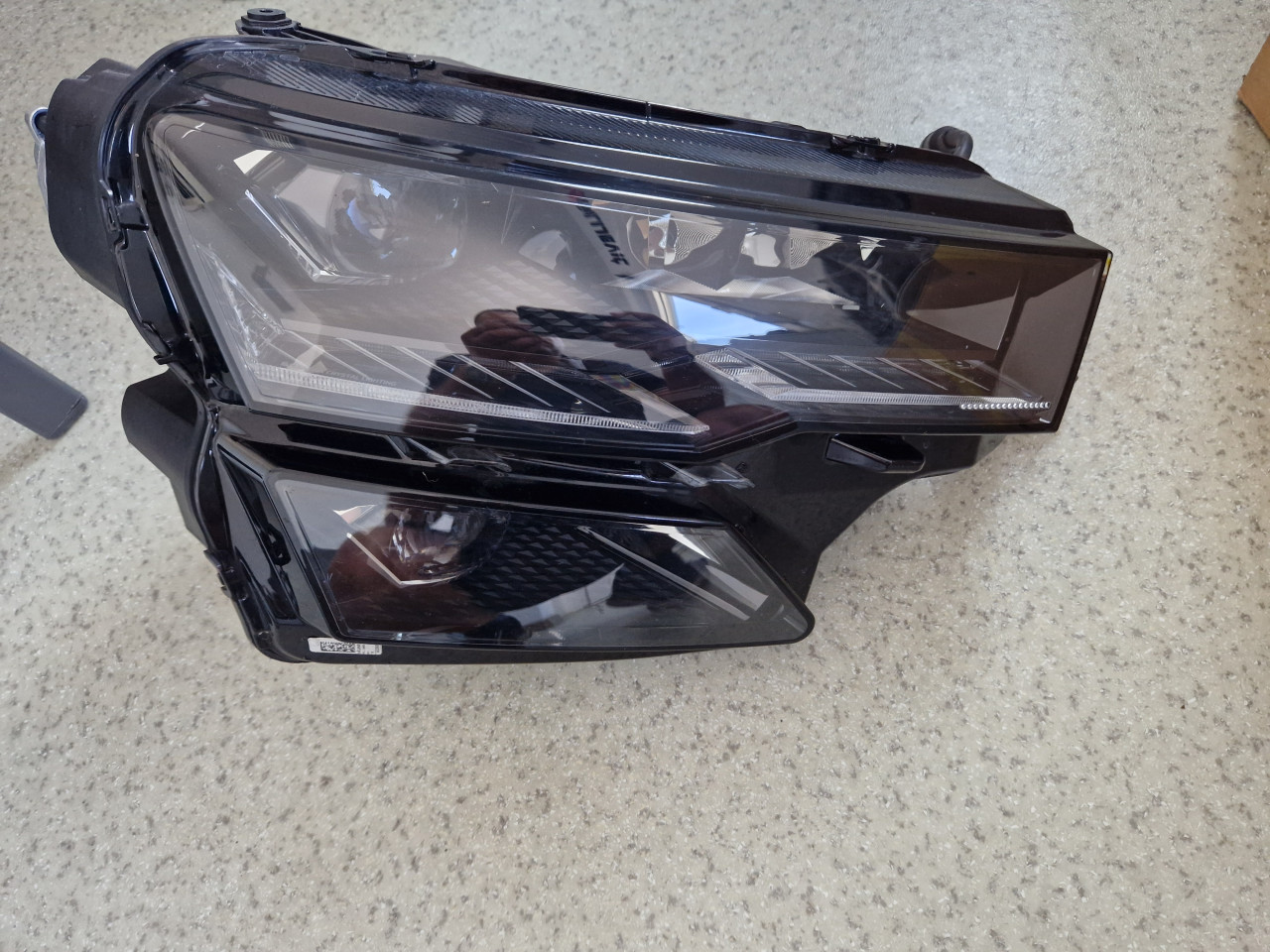 DESNI FAR FULL LED SKODA KAROQ -57B941036
