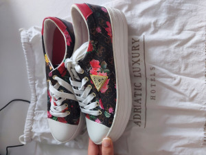 Guess tene