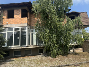 Poslovni prostor i stan sa zemljistem 1450m2