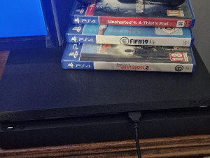 Playstation 4 slim 1kontroler 3diska 200 besplatnih igara