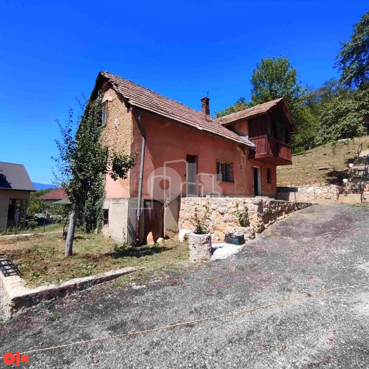 Kuća sa bazenom i 2900m2 uređene okućnice Vraca prodaja