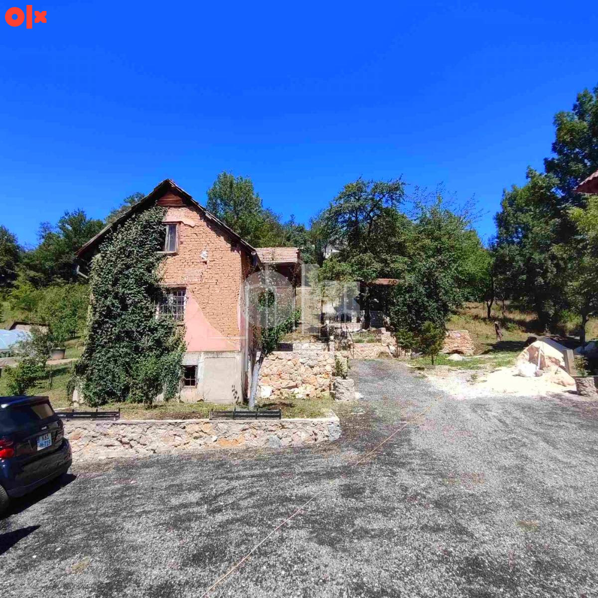 Kuća sa bazenom i 2900m2 uređene okućnice Vraca prodaja 2