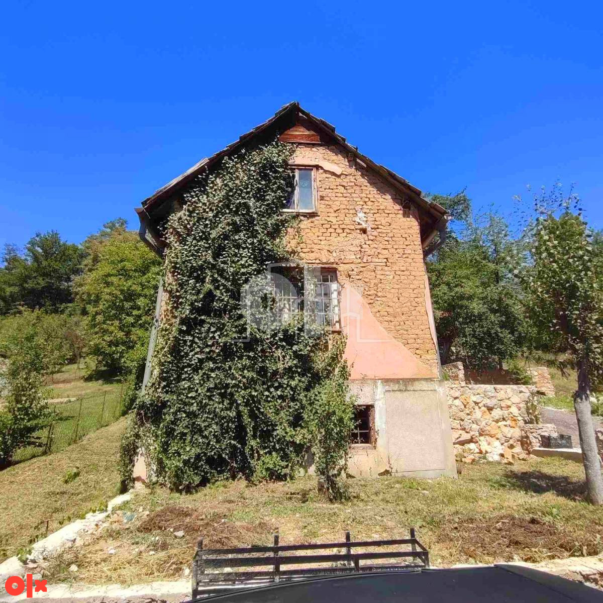 Kuća sa bazenom i 2900m2 uređene okućnice Vraca prodaja 3