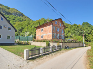 m2: Trnovo / kuća / vikendica 250m2 / parcela 1576m2