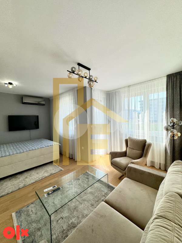 Iznajmljujemo LUX garsonjeru u naselju Ada 9