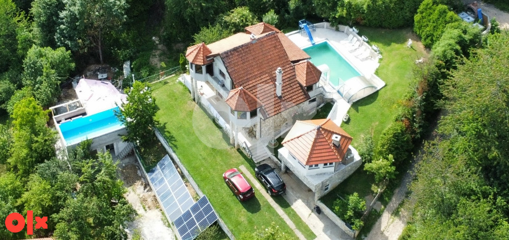 Vikendicu izdajem posjeduje bazen,saunu i dzakuzi.