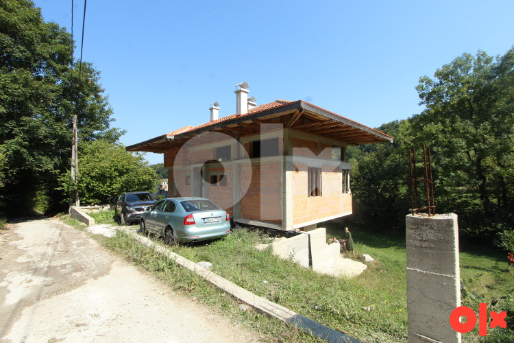Zemljište sa potokom i nedovršenim objektom, Hadžići 2