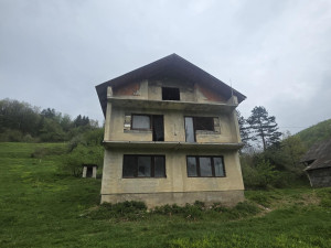Zemljište i devastirani objekat u općini Hadžići